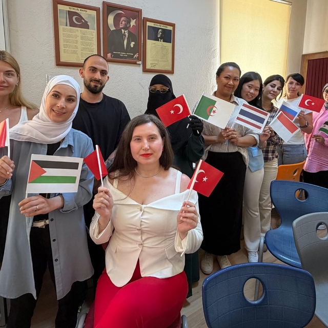 Yabancı gelinler Türkçe öğrenerek hayata uyum sağlıyor
İzmir'de 'yabancı ge...