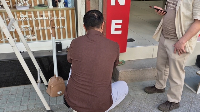 Tabelaya sıkışan yavru kediyi esnaf kurtardı
Kediyi kurtarmak isteyen komşu esnaf yanlışlıkla kendi tabelasını söktü
Esnaf Oğuz Ali Dülek:
"Allah'ın yarattığı her can bizim için değerlidir"