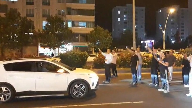 Kazada kaybettikleri yakınları için yolu kısa süreliğine ulaşıma kapattılar