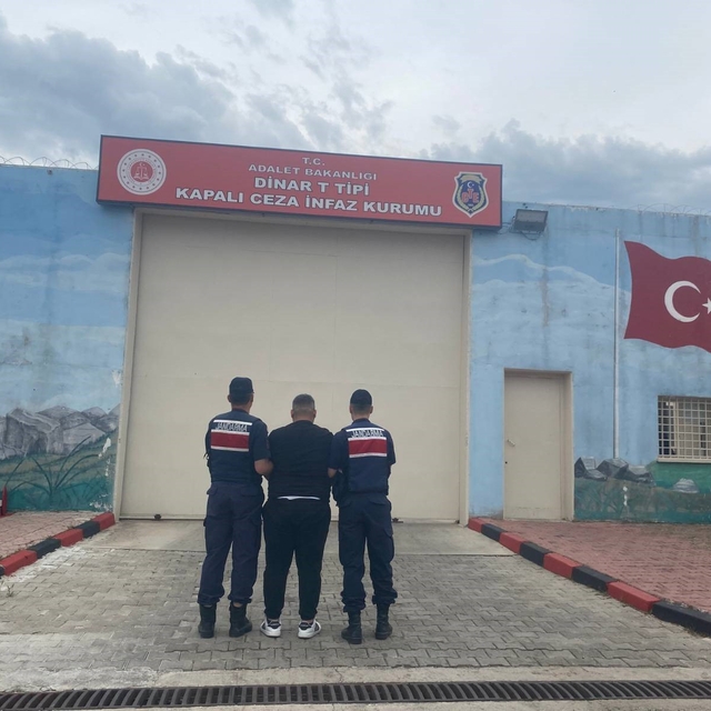 Jandarma çeşitli suçlardan aranan 48 kişiyi yakaladı