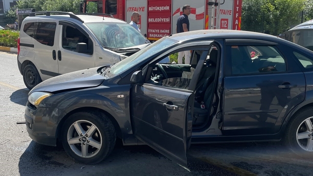 Balıkesir'de otomobiller çarpıştı: 3 yaralı