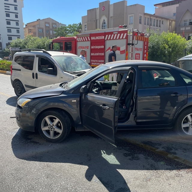 Balıkesir'de otomobiller çarpıştı: 3 yaralı