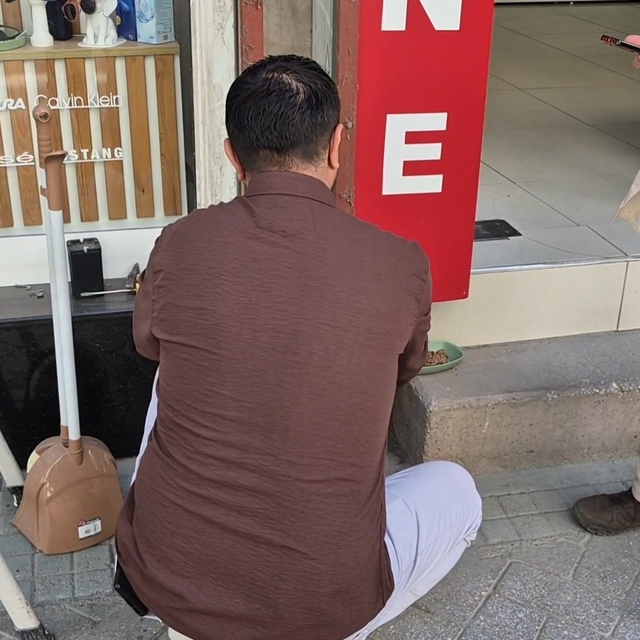 Tabelaya sıkışan yavru kediyi esnaf kurtardı
Kediyi kurtarmak isteyen komşu...