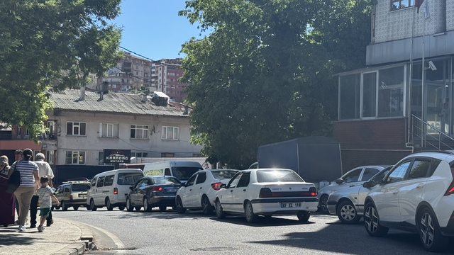 Metrelerce araç kuyruğu oluştu