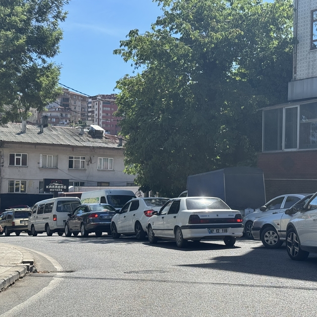 Metrelerce araç kuyruğu oluştu