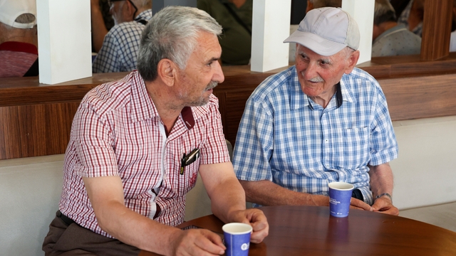 Emeklilere ücretsiz çay ve su ikramıyla kütüphane imkanı