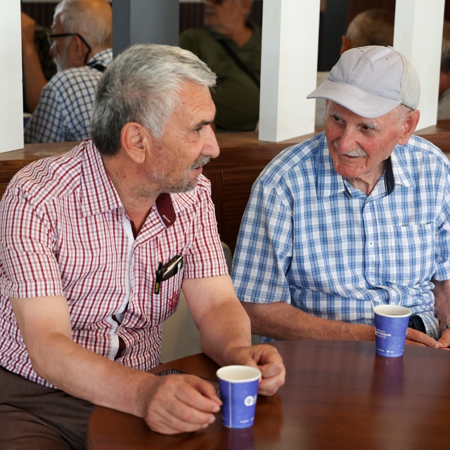 Emeklilere ücretsiz çay ve su ikramıyla kütüphane imkanı