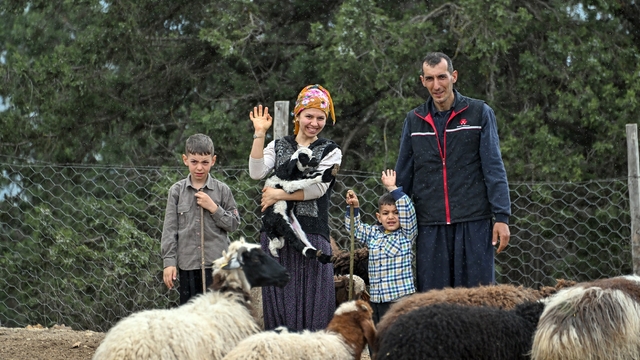 Mersin'de bir koyun alamayan aile sürü sahibi oldu