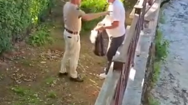 Akşemseddin Hazretleri Türbesi'nin bahçesinde içki içen şahsa vatandaşlardan teki