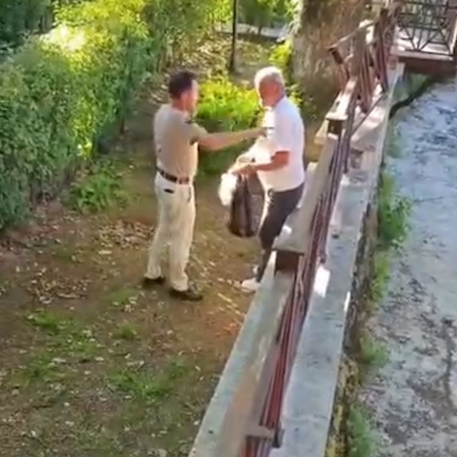 Akşemseddin Hazretleri Türbesi'nin bahçesinde içki içen şahsa vatandaşlarda...