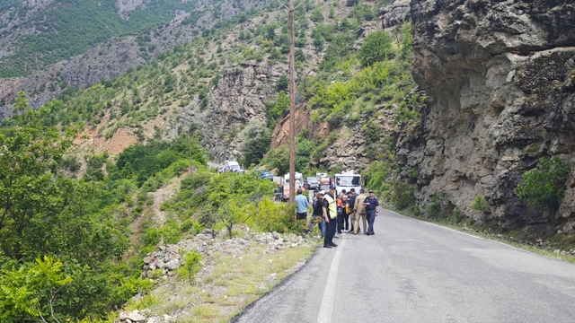 Çoruh Nehri'ne uçan kamyonette kaybolan baba-oğul aranıyor (2)