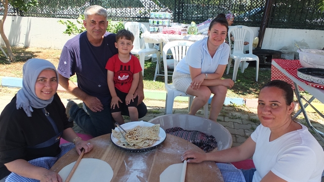 Burhaniye'de okul yararına gözleme yaptılar