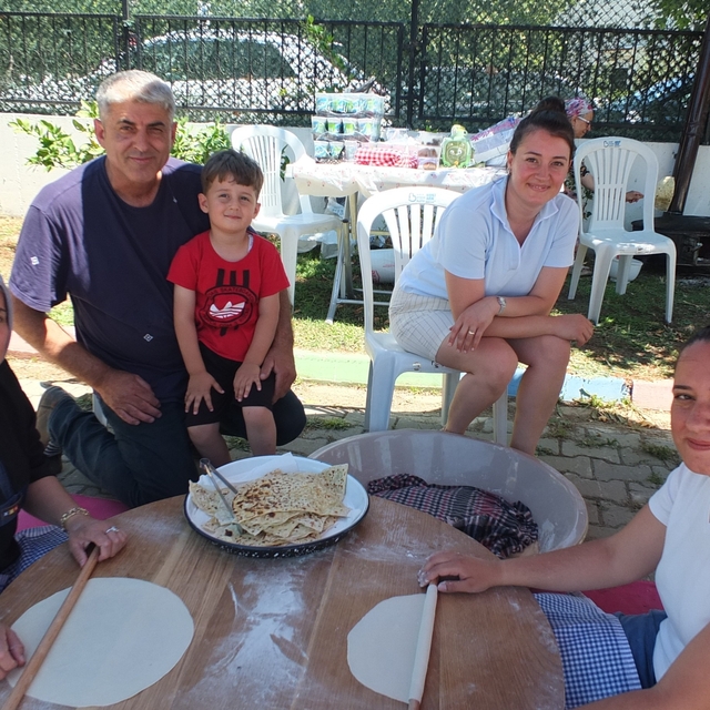 Burhaniye'de okul yararına gözleme yaptılar