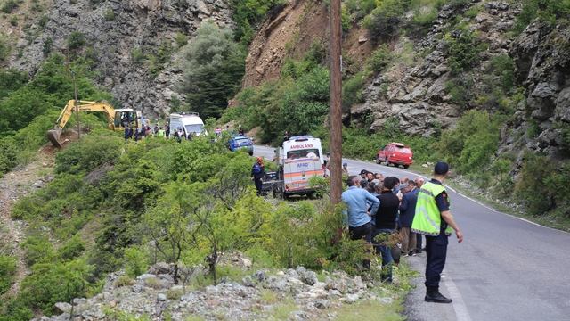 Şavşat Deresi'ne uçan kamyonet çıkarıldı, kayıp baba ve oğul aranıyor
