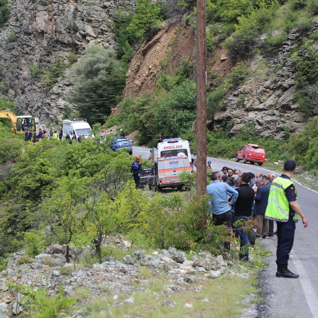Şavşat Deresi'ne uçan kamyonet çıkarıldı, kayıp baba ve oğul aranıyor