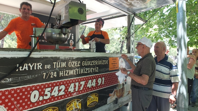 Burhaniye'de lokma hayrı geleneği devam ediyor