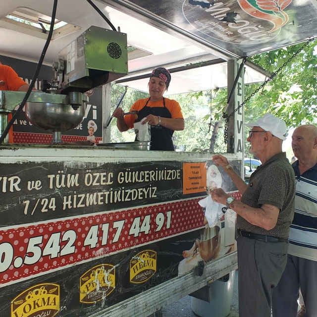 Burhaniye'de lokma hayrı geleneği devam ediyor