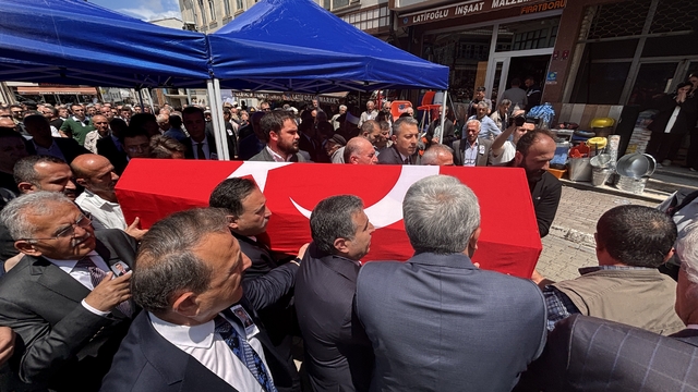 Kalp krizine yenik düşen Vali Yardımcısı Şenol Esmer memleketi Trabzon'da toprağa verildi