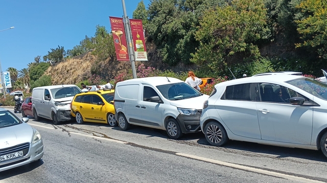 Bodrum'da zincirleme kaza: "5 araç birbirine girdi"