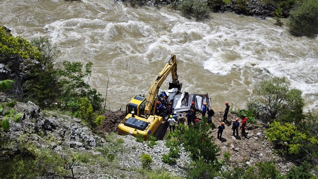 Çoruh Nehri'ne uçan kamyonette kaybolan baba-oğul aranıyor (3)