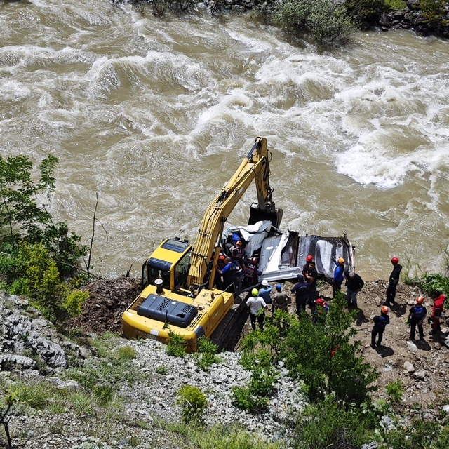 Çoruh Nehri'ne uçan kamyonette kaybolan baba-oğul aranıyor (3)