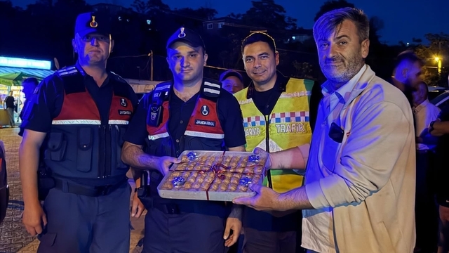 Kavga ihbarı yaptılar, jandarmayı konfeti ile karşıladılar
Gelibolu'da jandarmanın kuruluş yıl dönümü sahte kavga ihbarıyla kutlandı