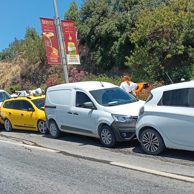 Bodrum'da zincirleme kaza: "5 araç birbirine girdi"