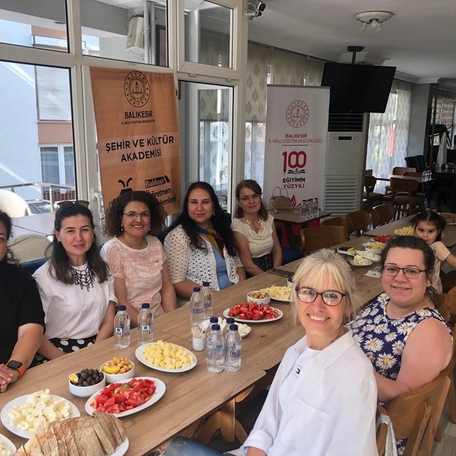 Öğretmenlere  "Peynir-Zeytin-Ekmek Tadım Etkinliği"
Balıkesir'de sofra da k...