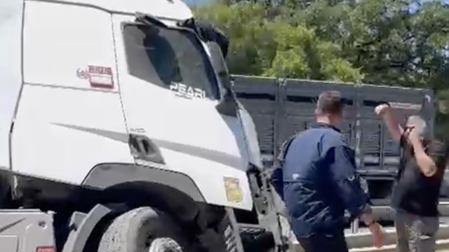Karacabey'de ön lastiği patlayan tır refüje girdi