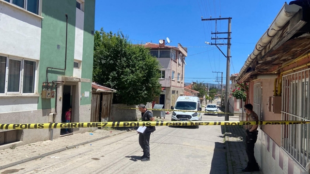 Sürücüsünün geri manevra yaptığı hafif ticari aracın çarptığı yaya öldü