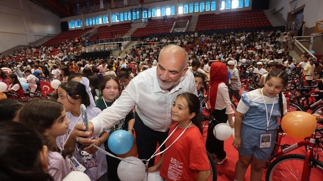 Canik'te camiler çocuklarla, çocuklar hediyelerle buluşuyor