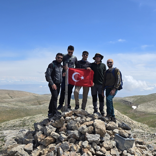 Komşu iki il zirvede birleşti, en yüksek yere Türk bayrağı dikti