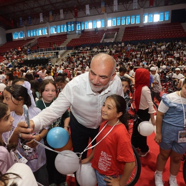 Canik'te camiler çocuklarla, çocuklar hediyelerle buluşuyor