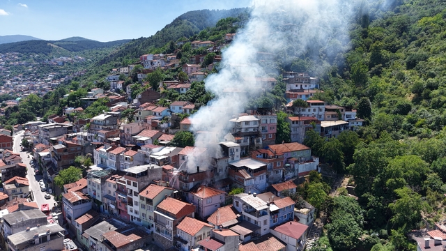 3 katlı evde çıkan yangın yan binaya sıçradı; depremde kolunu, yangında evini kaybetti