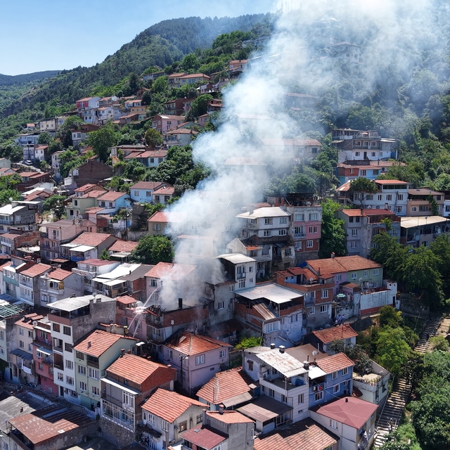3 katlı evde çıkan yangın yan binaya sıçradı; depremde kolunu, yangında evi...