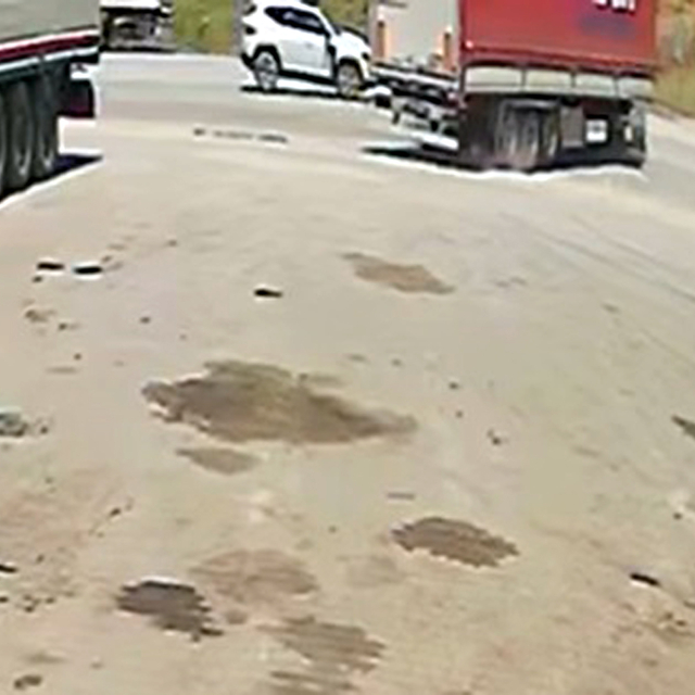 Kavşakta otomobille TIR çarpıştı; 3 yaralı