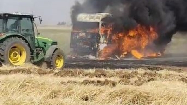 Anız yangınında alevler TIR'a sıçradı; o anlar kamerada