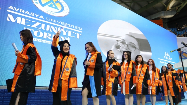 Avrasya Üniversitesi'nde mezuniyet coşkusu