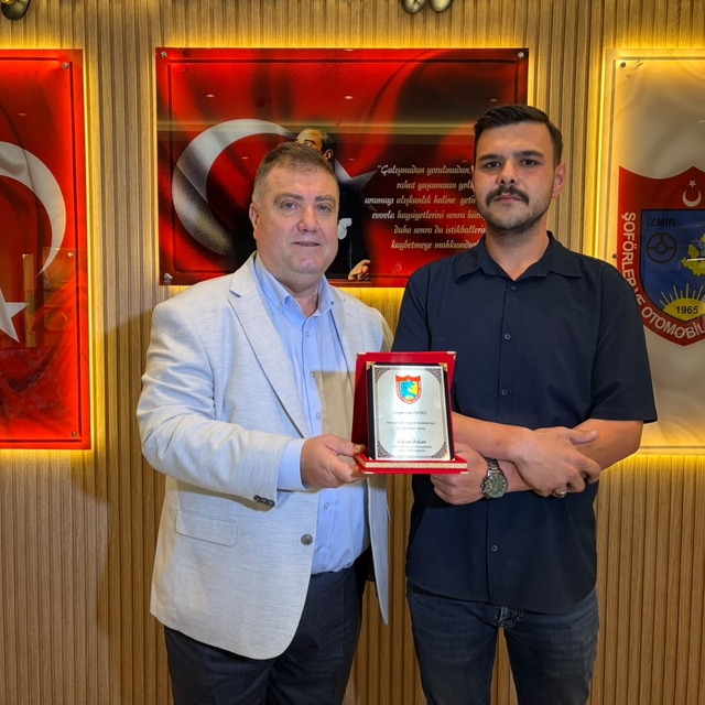 Yardımsever taksiciye plaket
Bagajda bulduğu değerli eşyaları sahibine ulaş...