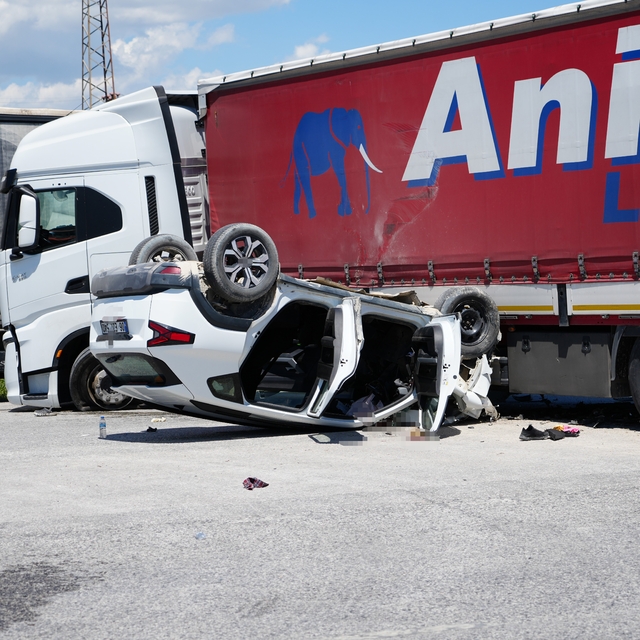 Kapıkule yolunda SUV araç ile tır çarpıştı: 2'si ağır 3 yaralı