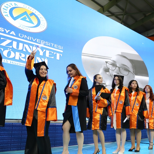 Avrasya Üniversitesi'nde mezuniyet coşkusu