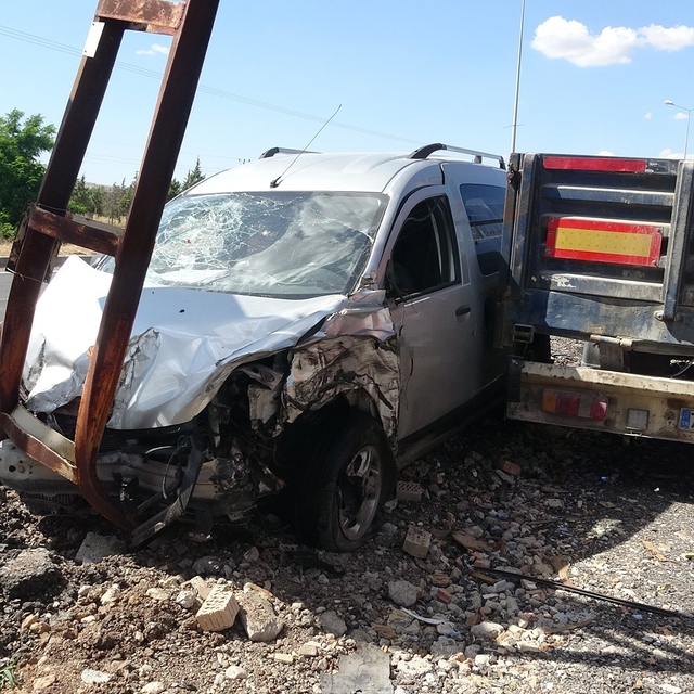 Ters yönden giden hafif ticari araç direğe çarptı: 1 yaralı