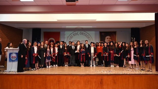 Koç ilköğretim mezunları kep attı