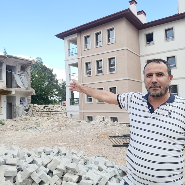 Kahramanmaraş'ta yıkılması beklenen binalar vatandaşı endişelendiriyor
Vata...