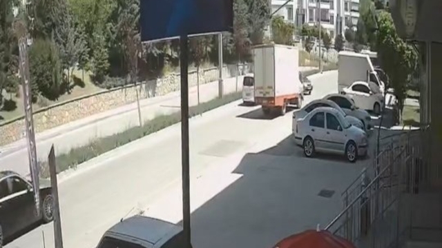 Karşı şeride geçen otomobil, kamyonetle çarpıştı: O anlar kameraya yansıdı