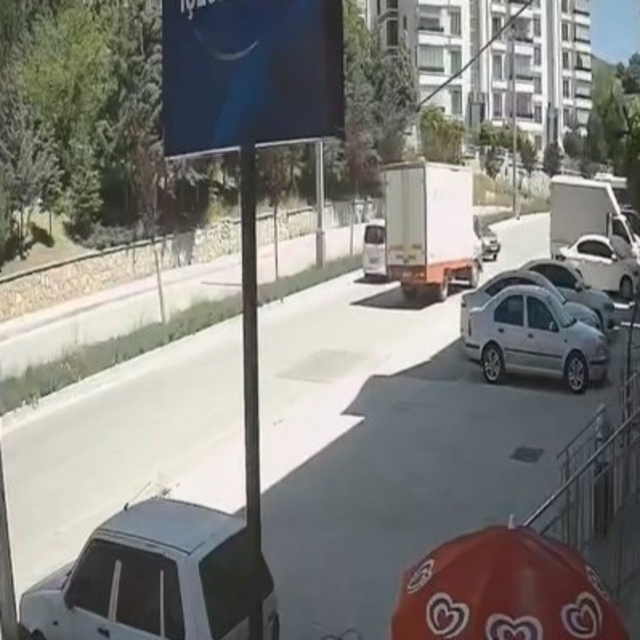 Karşı şeride geçen otomobil, kamyonetle çarpıştı: O anlar kameraya yansıdı