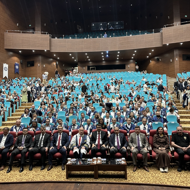 Uşak Üniversitesi mezunlarını mesleki yaşama uğurladı