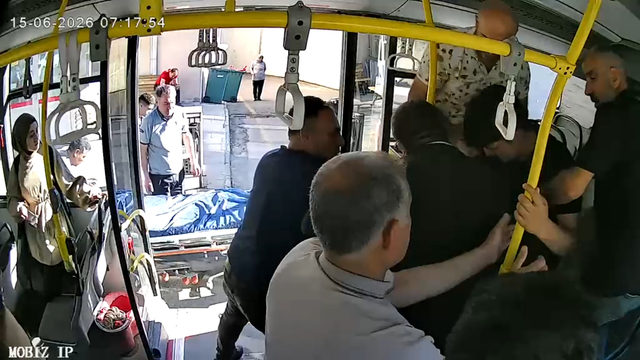 Otobüs şoförü, rahatsızlanan yolcusunu hastaneye yetiştirdi; o anlar kamerada