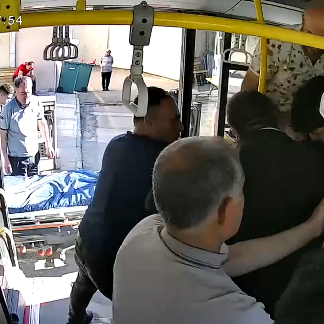 Otobüs şoförü, rahatsızlanan yolcusunu hastaneye yetiştirdi; o anlar kamera...