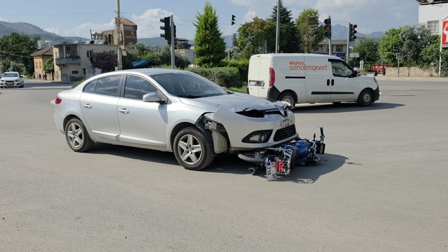 Otomobille çarpışan motosikletteki 2 kişi yaralandı; kaza kamerada